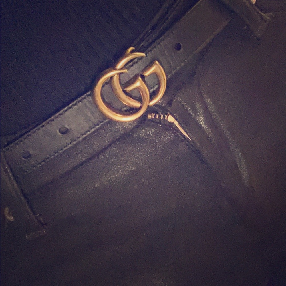 Gucci GG leather black belt.